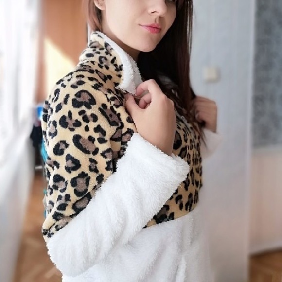 ✨Cheetah Print Soft & Cozy Fleece Pullover✨ - Picture 3 of 4